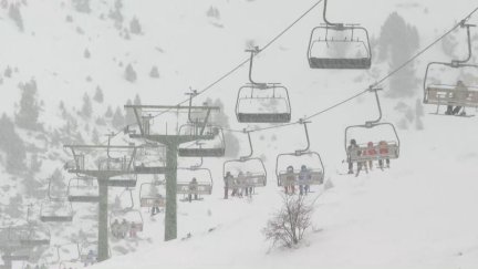 En el valle de Tena, este domingo ya ha empezado a nevar en las cotas más altas.
