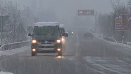 La situación en las carreteras aragonesa ha sido complicada durante toda la jornada de lunes./ Aragón TV.