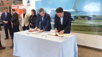 El consejero de Vertebración del Territorio, José Luis Soro (izq), junto al director general de CARTV, Francisco Querol (dcha), en la firma del acuerdo. / Gobierno de Aragón