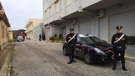 Oficiales de Carabinieri hacen guardia frente al escondite del jefe de la Cosa Nostra, Matteo Messina Denaro. / EFE.