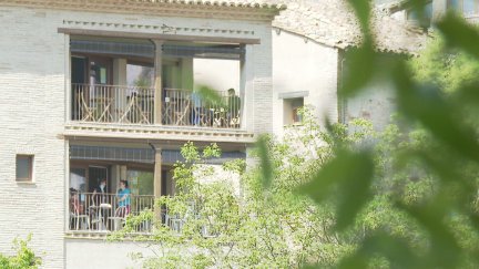 Turistas alojados en Alquézar (Huesca).
