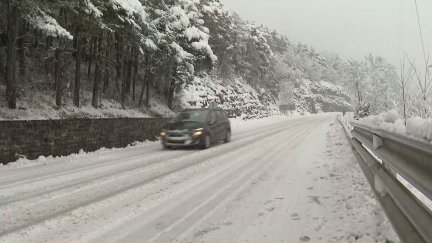 Un coche circulando por una carretera del Pirineo.