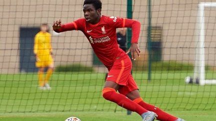 Wellity Omoruyi durante un encuentro con el Liverpool.