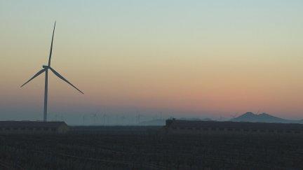 Molino de viento al atardecer
