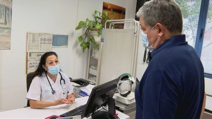 Una médico atendiendo a un paciente en consulta.