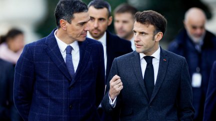 El presidente del Gobierno, Pedro Sánchez, y el presidente francés, Emmanuel Macron, conversan a su llegada a la Cumbre Hispanofrancesa que se celebra, este jueves, en Barcelona. / EFE.