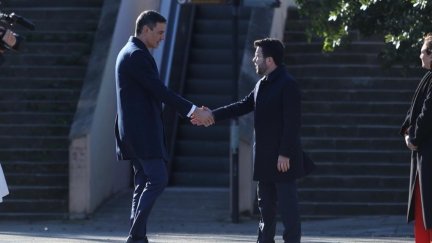 El presidente del Gobierno, Pedro Sánchez, y el presidente de la Generalitat, Pere Aragonès, se saludan antes de la Cumbre Hispano-Francesa que se celebra en el MNAC en Barcelona. / EP.