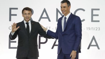 El presidente del Gobierno, Pedro Sánchez, y el presidente francés, Emmanuel Macron, durante la ceremonia de firma de acuerdos celebrada en el marco de la Cumbre Hispanofrancesa, este jueves, en Barcelona. / EFE.