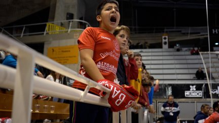 Unos niños animan al equipo en un partido en el Palacio de los Deportes este curso.