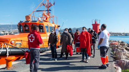Efectivos de Salvamento Marítimo socorren a migrantes recién llegados.