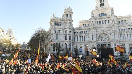 Miles de personas se manifiestan en Cibeles contra Pedro Sánchez.