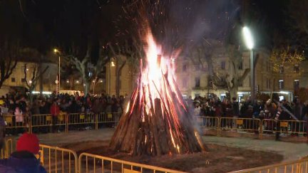 Huesca enciende su tradicional hoguera para celebrar San Vicente.