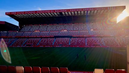 El Real Zaragoza busca esta tarde los tres puntos en El Molinón.