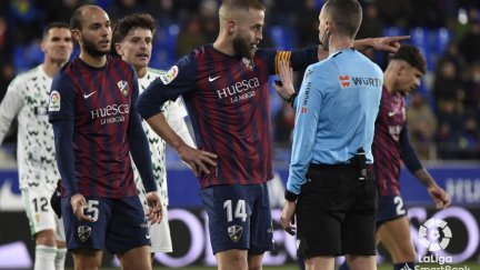 Pulido discute con el colegiado tras señalarse un penalti contra el Huesca.