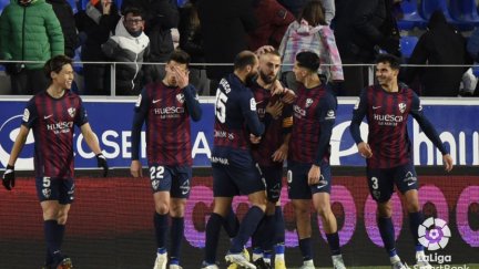 Pulido celebra con sus compañeros el gol del empate ante el Oviedo.