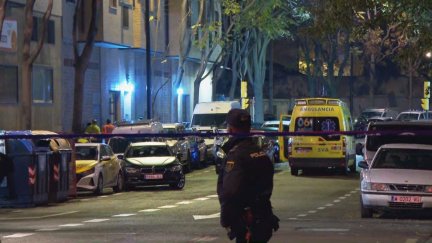 Dispositivo policial en el perímetro de las oficinas de Instalza (Zaragoza tras recibir el aviso de un sobre sospechoso./ Aragón TV.