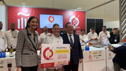 Susana Casanova, este martes, recogiendo el premio a la mejor tapa, en Madrid Fusión. / @CEHEhosteleria