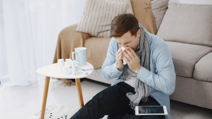 Imagen de un joven con gripe. / Canva
