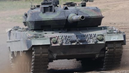 Uno de los tanques 'Leopard 2' en una de las maniobras recientes de la OTAN./ EFE/EPA/FOCKE STRANGMANN.
