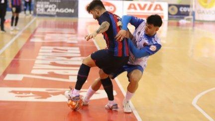 Rivera pugna por un balón en un lance del encuentro copero ante el Barça.