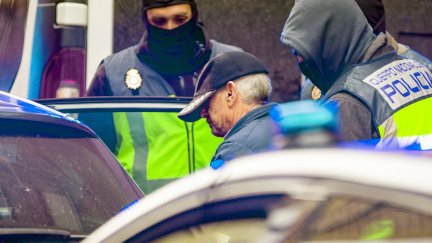 La Policía Nacional detiene al jubilado de 74 años en Miranda de Ebro (Burgos) por el envío de cartas con material pirotécnico. / EFE.