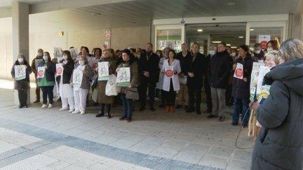 Concentración de personal sanitario en el centro de salud Amparo Poch, en Zaragoza.