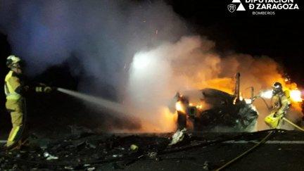 Bomberos de la DPZ apagando las llamas. / DPZ