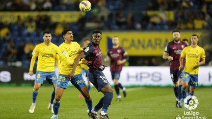 Kanté pelea un balón en un lance del partido.