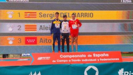 Sergio del Barrio posa con su medalla de oro en el podio de Ortuella.