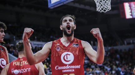 Iván Cruz, que cumplía 100 partidos en ACB, celebra una acción.