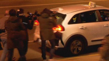 El detenido abandona en un taxi las dependencias del juzgado.