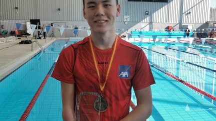 Jian Wang Escanilla con el trofeo durante el campeonato de España de jóvenes promesas