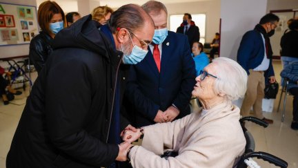 El presidente de Aragón, Javier Lambán, este lunes en su visita a la residencia de Borja. / Gobierno de Aragón