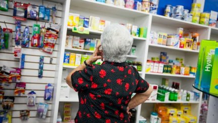 Una mujer compra medicamentos, en una fotografía de archivo. / Efe