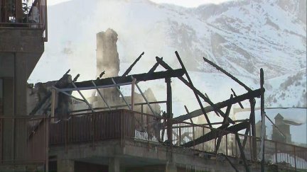 Los áticos del edificio han quedado totalmente destrozados.