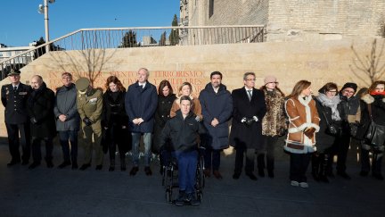 Familiares y políticos asisten al homenaje a las víctimas