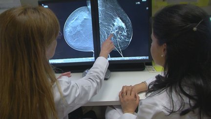 Profesionales médicos observando unas pruebas.