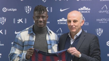 Samuel Obeng posa junto al director deportivo. Foto: Aragón Deporte
