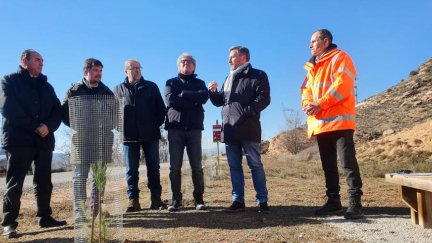 Soro ha visitado este jueves las obras de mejora del Camino Natural Vía Verde de Ojos Negros en Teruel. / Gobierno de Aragón