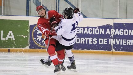 Imagen de un duelo entre el CH Jaca y Kosner Club Hielo Huarte este curso.