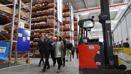 El presidente de Aragón, Javier Lambán, ha visitad este viernes las instalaciones de Yudigar en Cariñena. / Gobierno de Aragón