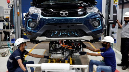 La empresa de baterías para coches eléctricos Tata podría abrir una fábrica en Aragón. / Reuters