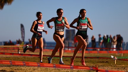 Cristina Espejo, en el centro, durante la prueba disputada este domingo.