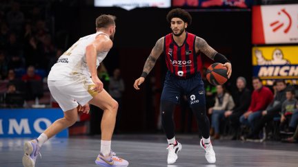 Markus Howard controla el balón en un instante del encuentro.