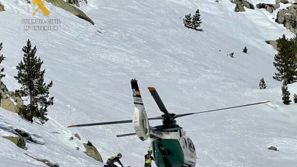 La Guardia Civil de Huesca rescata a un esquiador de 26 años que había sufrido una caída en Panticosa. / Guardia Civil