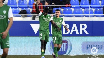 Samuel Obeng celebra junto a Joaquín su primer gol con la SD Huesca.