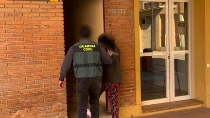 La operación “ENJAMBRE”, desarrollada en la provincia de Zaragoza, ha permitido desarticular un grupo criminal compuesto en su mayoría por ciudadanos de origen magrebí (marroquíes y argelinos), dedicada a favorecer la inmigración irregular entre el Norte de África y España. / Guardia Civil.