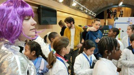 La consejera de Ciencia, Universidad y Sociedad del Conocimiento, Maru Díaz participa en la 'escape room'. / Gobierno de Aragón