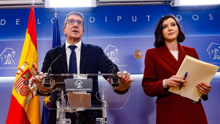 El portavoz del grupo socialista, Patxi López, y la secretaria de Igualdad del PSOE, Andrea Fernández. / EFE