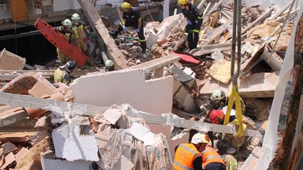 Bomberos de la Diputación de Zaragoza, en una práctica de escombros. / Diputación de Zaragoza